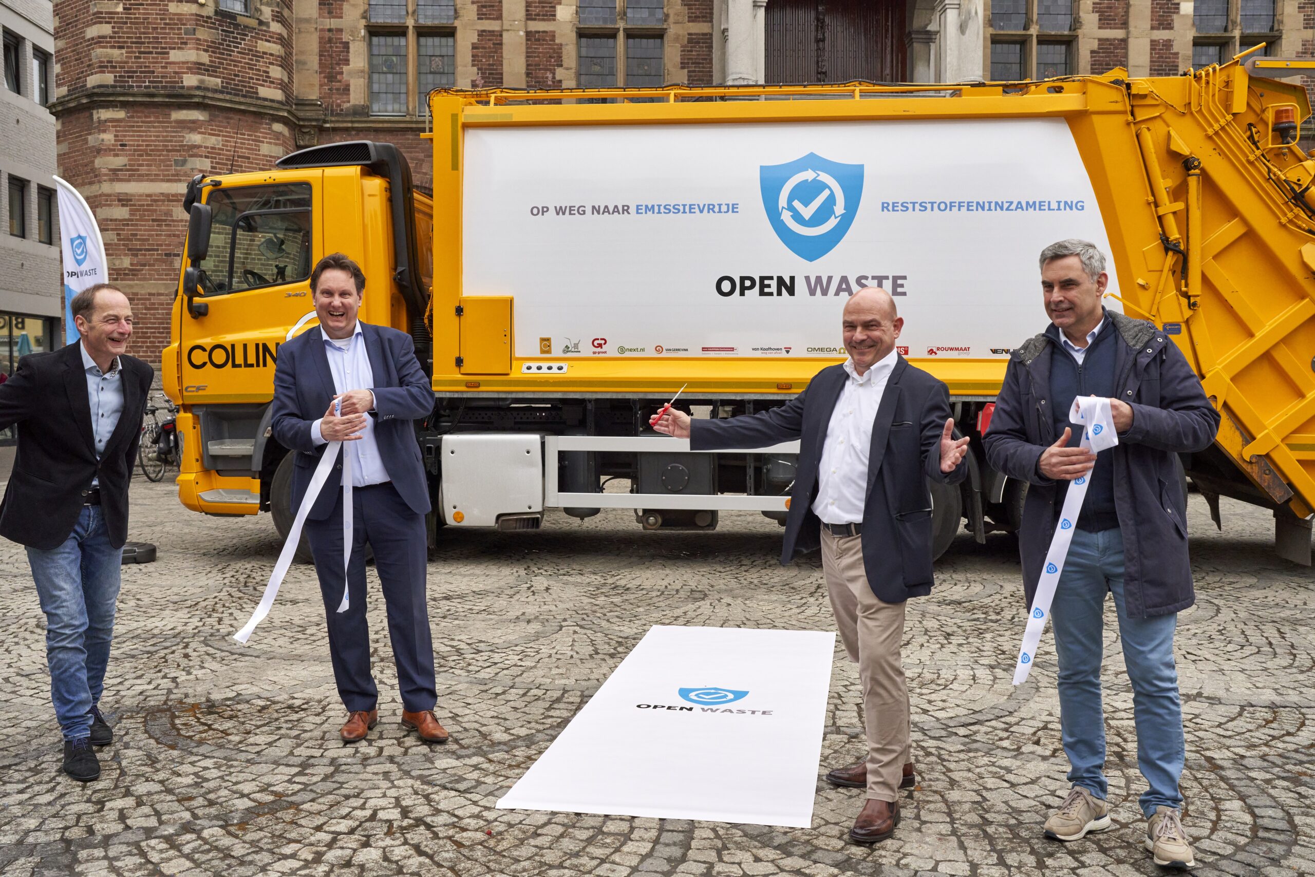 Ed Collin van Collin Recycling knipt samen met collega inzamelaars van Van Happen Containers, Van Kaathoven en REMONDIS Nederland het lintje door